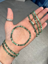 Load image into Gallery viewer, Emerald faceted stone bracelet
