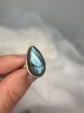 Load and play video in Gallery viewer, Labradorite ring