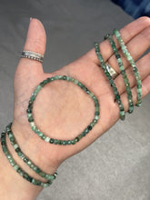 Load and play video in Gallery viewer, Emerald faceted stone bracelet
