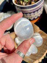 Load image into Gallery viewer, Selenite palm stone