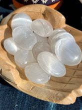 Load image into Gallery viewer, Selenite palm stone