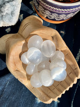 Load image into Gallery viewer, Selenite palm stone