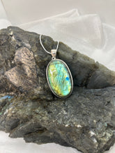 Load image into Gallery viewer, Labradorite pendant
