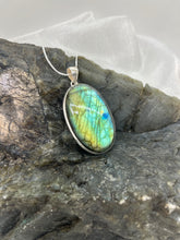 Load image into Gallery viewer, Labradorite pendant
