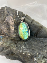 Load image into Gallery viewer, Labradorite pendant
