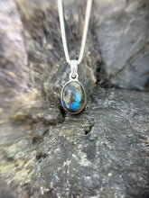 Load image into Gallery viewer, Labradorite pendant
