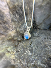 Load image into Gallery viewer, Labradorite pendant
