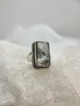 Load image into Gallery viewer, Secret Garden Quartz ring
