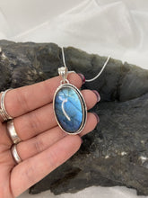 Load and play video in Gallery viewer, Labradorite pendant
