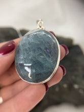 Load and play video in Gallery viewer, Aquamarine pendant
