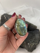 Load and play video in Gallery viewer, Labradorite pendant
