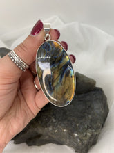 Load and play video in Gallery viewer, Labradorite pendant
