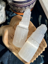 Load image into Gallery viewer, Selenite single tower - 6&quot;
